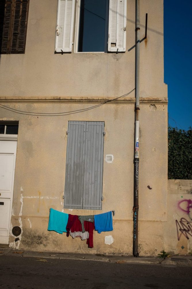 Looking at a neighborhood during confinement. Regard sur un quartier pendant le confinement.