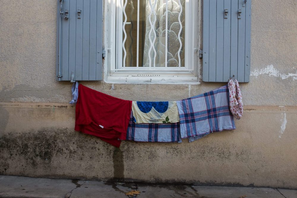 Looking at a neighborhood during confinement. Regard sur un quartier pendant le confinement.